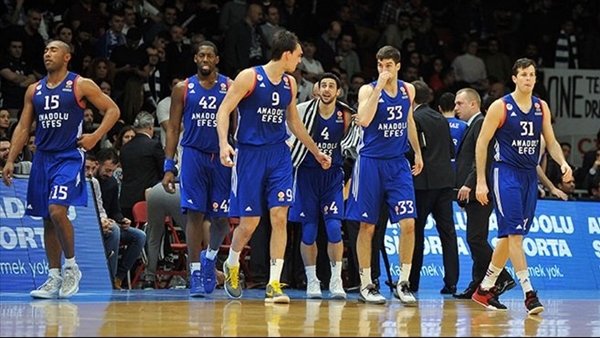 Anadolu Efes oyuncuları mola sonrası oyuna dönüyor